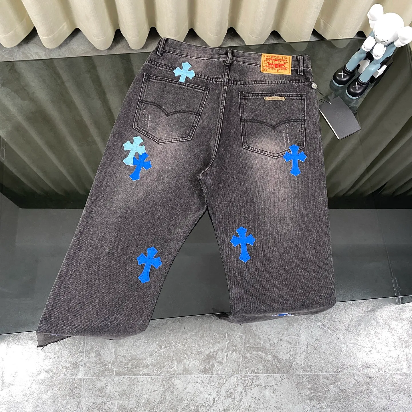 🅿️240 Chrome Heart classic multi-color laser cross patchwork leather jeans. The pants are made of top-notch heavy-duty washing technology, and every detail shows ingenuity. The calfskin is laser-cut to make a delicate cross, which is both a tactile and visual enjoyment. Paired with aged silver hardware, it is retro, high-end and full of texture. The straight-cut upper body turns into "chopstick legs" in an instant, easily modifying the shape of the legs. It can be controlled by any body shape and has a full sense of luxury.  This is a carefully crafted high-end version, the quality far exceeds that of street currency, and the details can stand the scrutiny of a magnifying glass. Although the price is close to the people, the quality is completely in line with the big brands, and it is easy to follow the trend.  Classic black, low-key and versatile. Pair it with simple T-shirts and personalized shirts to easily create a fashionable look. Whether you are going out daily or attending events, you can be the center of attention.  Color: black Size: S M L XL 28 30 32 34